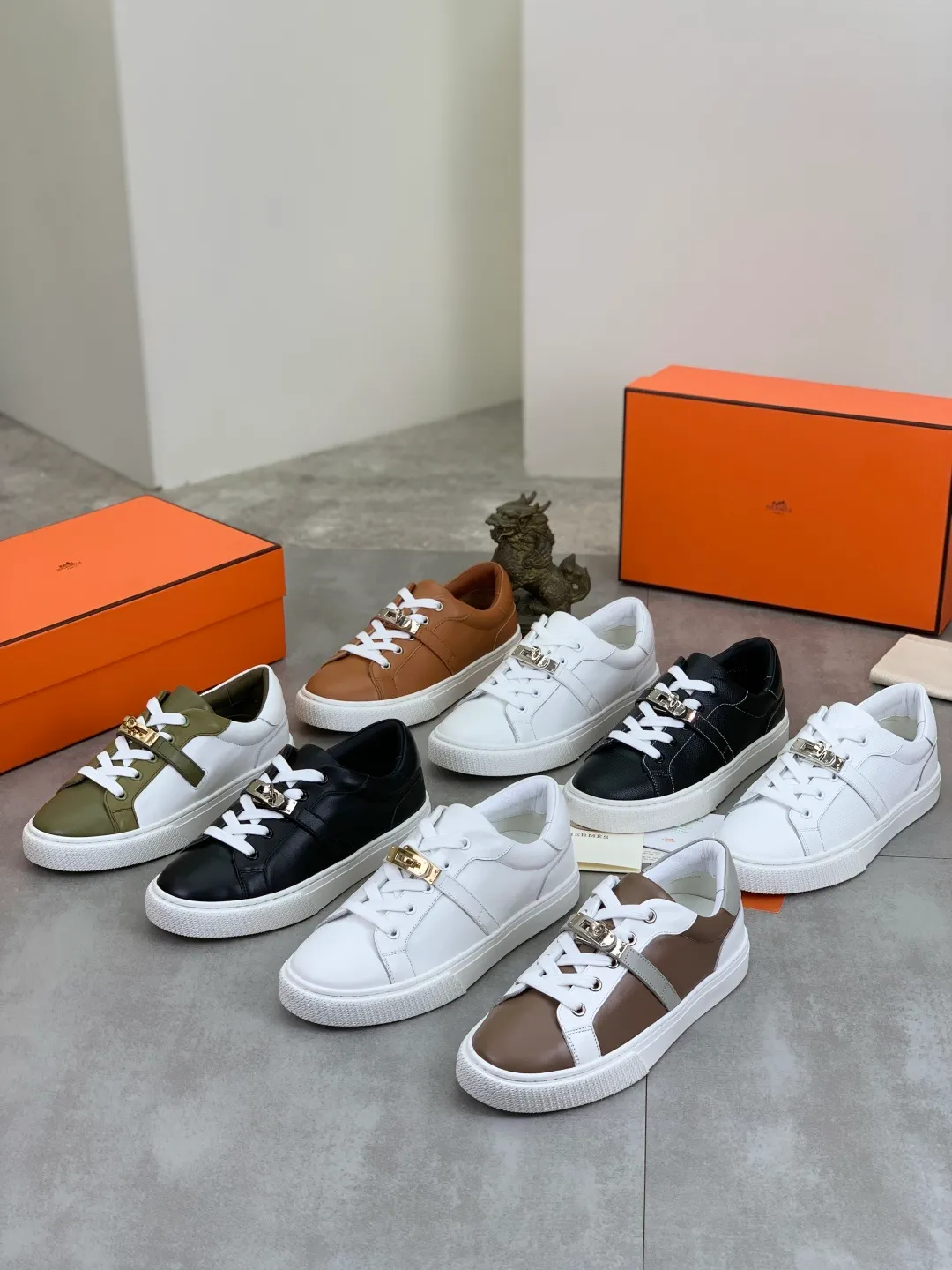 Men's men's shoes 💰P640 New Hermes top version Hermès classic couple style #𝐊𝐞𝐥𝐥𝐲 buckle casual white shoes skateboard shoes that will not conflict with shoes at all. Full of unknowns, Hermès rarely produces flat casual shoes and they are paired with classic palladium-plated Kelly shoe buckles! You'll fall in love with it at first sight. It's super versatile and can be worn with any skirt or pants. 🉑️Close your eyes and wear it. It's super noble. Fabric: Specific cowhide/canvas material. Lining: Sheepskin lining. Outsole: Original molded TPU outsole. Size: 35-45.